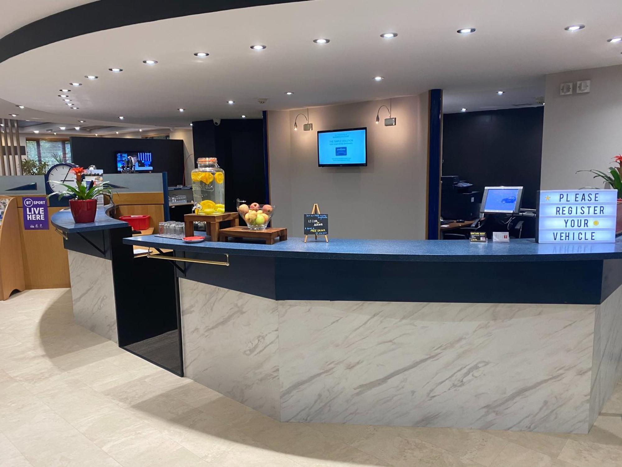 Ibis Rugby East Hotel Крик Екстериор снимка