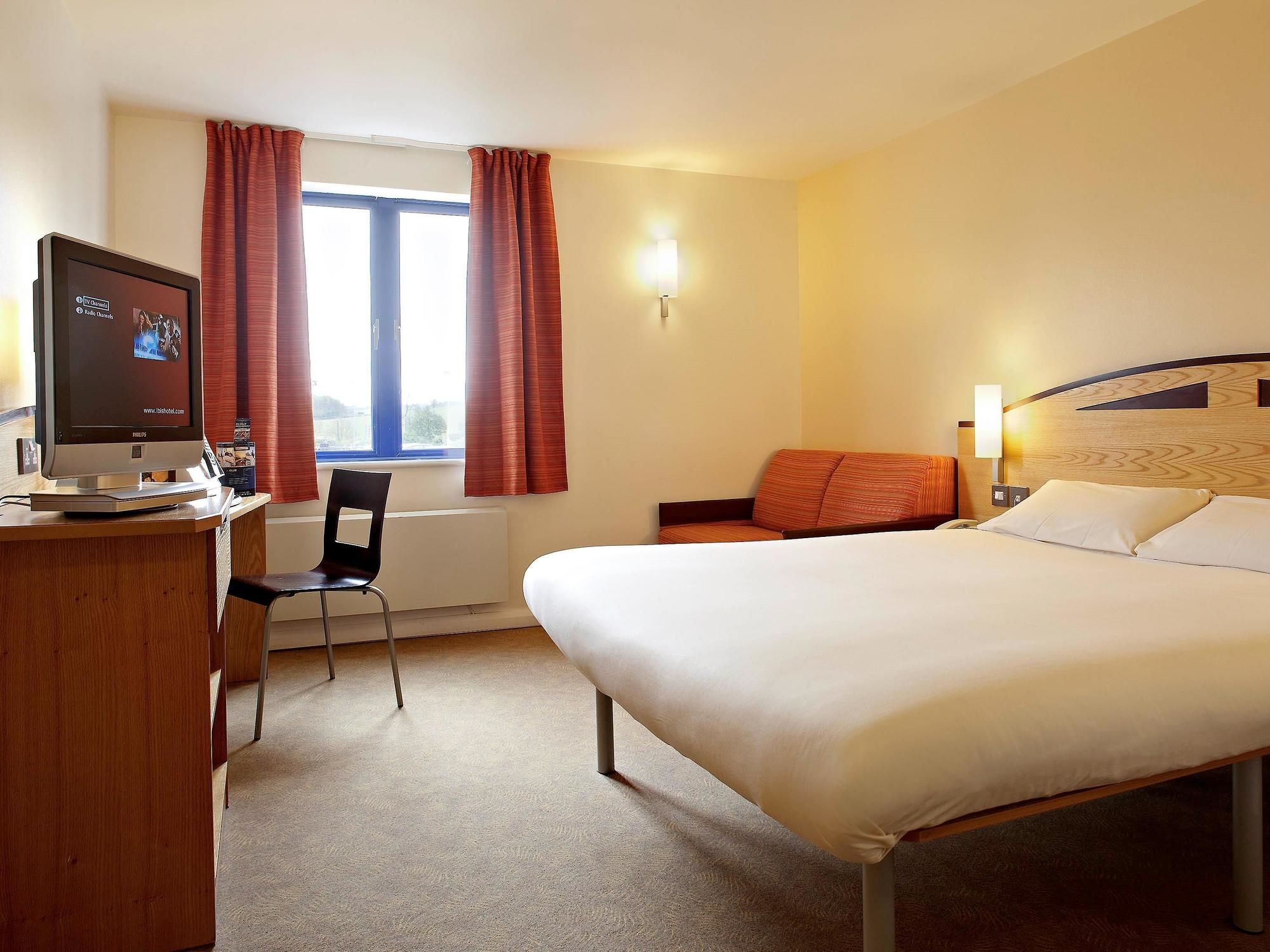 Ibis Rugby East Hotel Крик Екстериор снимка